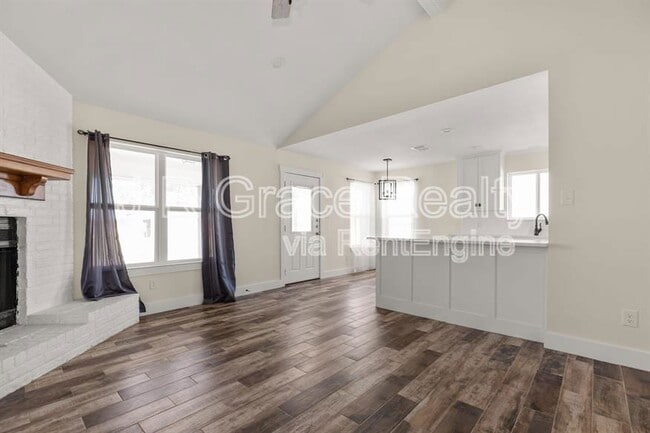 Primary Photo - 740 N League