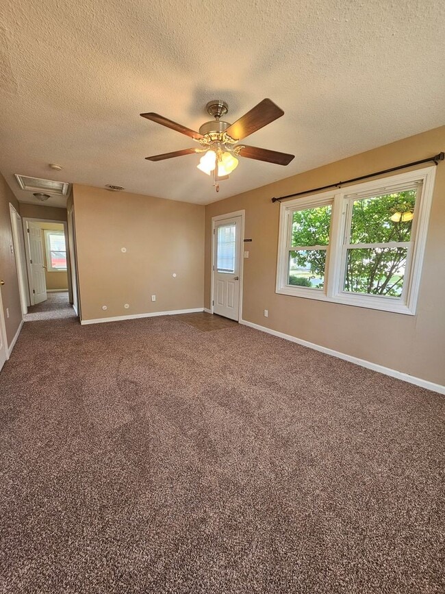 Building Photo - There is a $25 fee per application and eve...