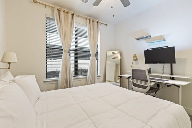 Building Photo - 5250 Town and Country Blvd