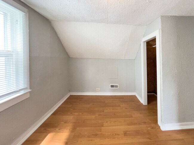 Building Photo - *AVAILABLE NOW!* Cozy Three Bedroom Home!