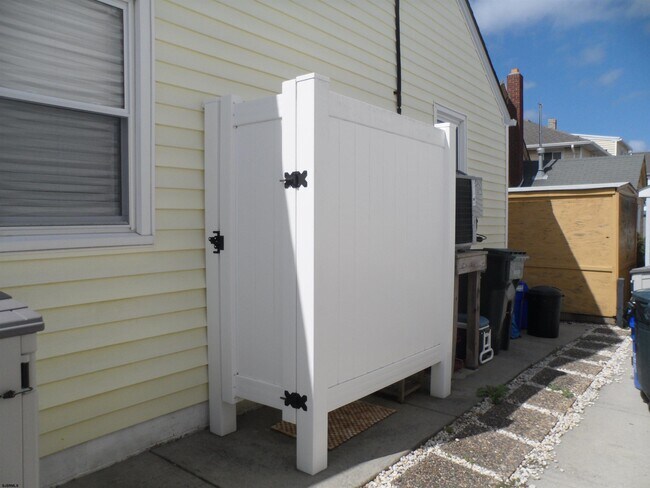 Building Photo - 205 N Essex Ave