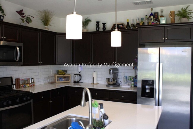 Building Photo - 1 Year Lease 4 Bed  3 Bath  Rent: $2,695 D...
