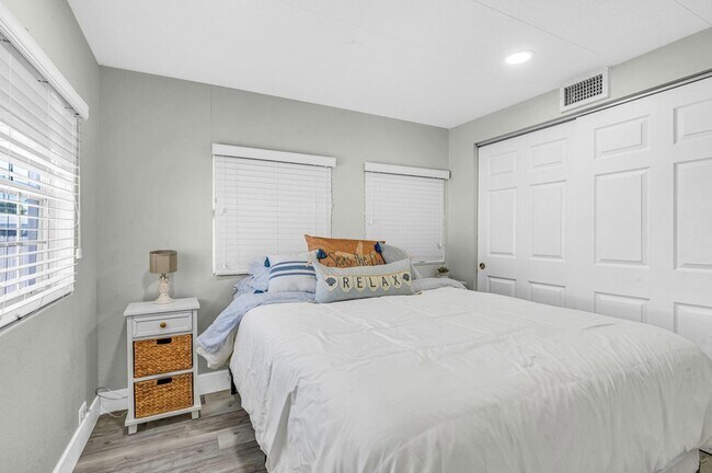 Building Photo - 136 Sable Palm Ln