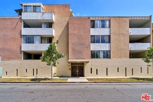 Building Photo - 9221 Charleville Blvd