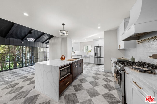 Building Photo - 2615 Canyon Dr