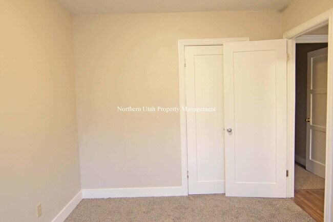 Building Photo - 2 Bed, 1 Bath Upper Unit