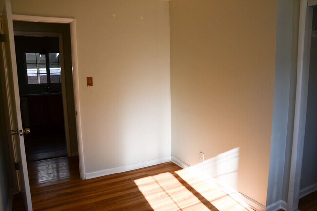 Building Photo - 1210 E Oakmont Ave