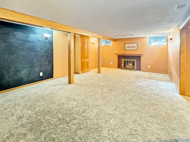 Building Photo - Lovely 3 bedroom 1.5 bathroom Cape Code st...