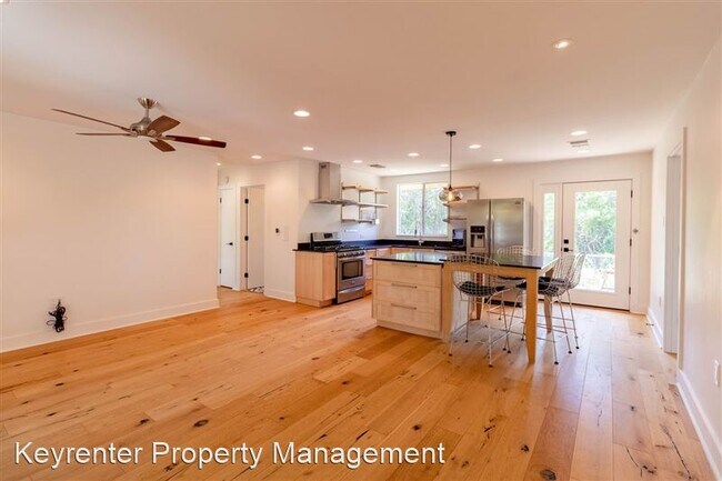 Building Photo - 1423 Broadmoor Dr