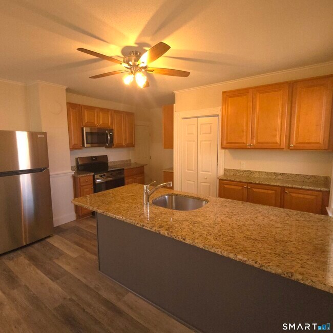 Building Photo - 27 Maple St