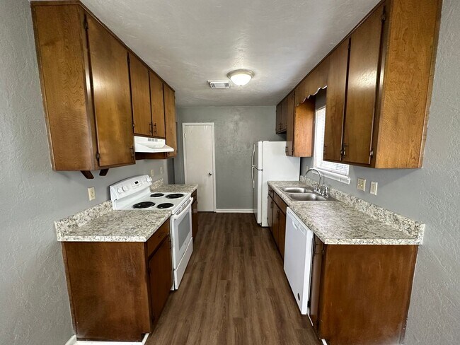 Building Photo - Remodeled downstairs unit in Pointe East avail NOW!
