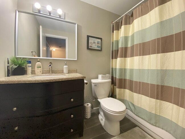 Building Photo - 1949 Governors Ln