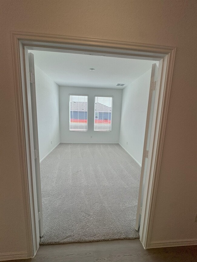 Building Photo - 203 Heritage Grv