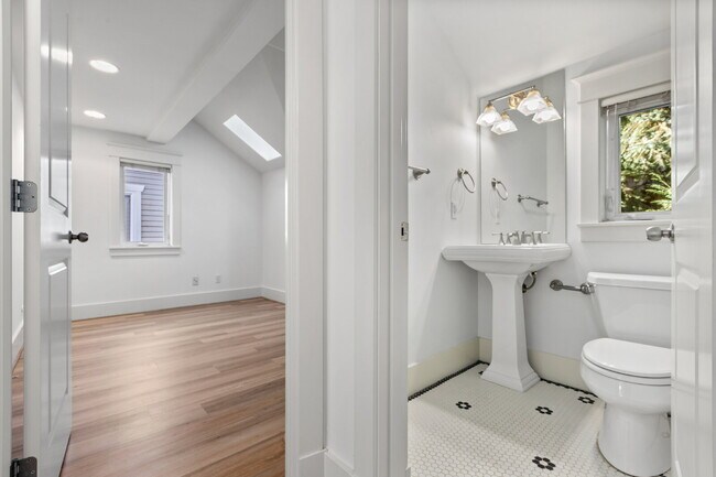Building Photo - Stunning Capitol Hill Townhome in Prime Seattle Location – 3BR / 3BA Available June 7