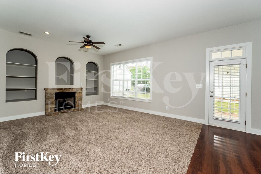 Building Photo - 4598 Clubview Dr