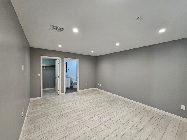 Building Photo - 32(839)