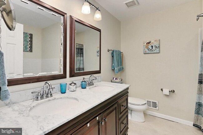 Building Photo - 8492 Laurel Oak Dr