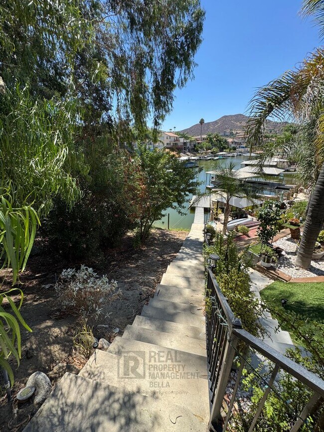 Building Photo - Waterfront Living in Canyon Lake!