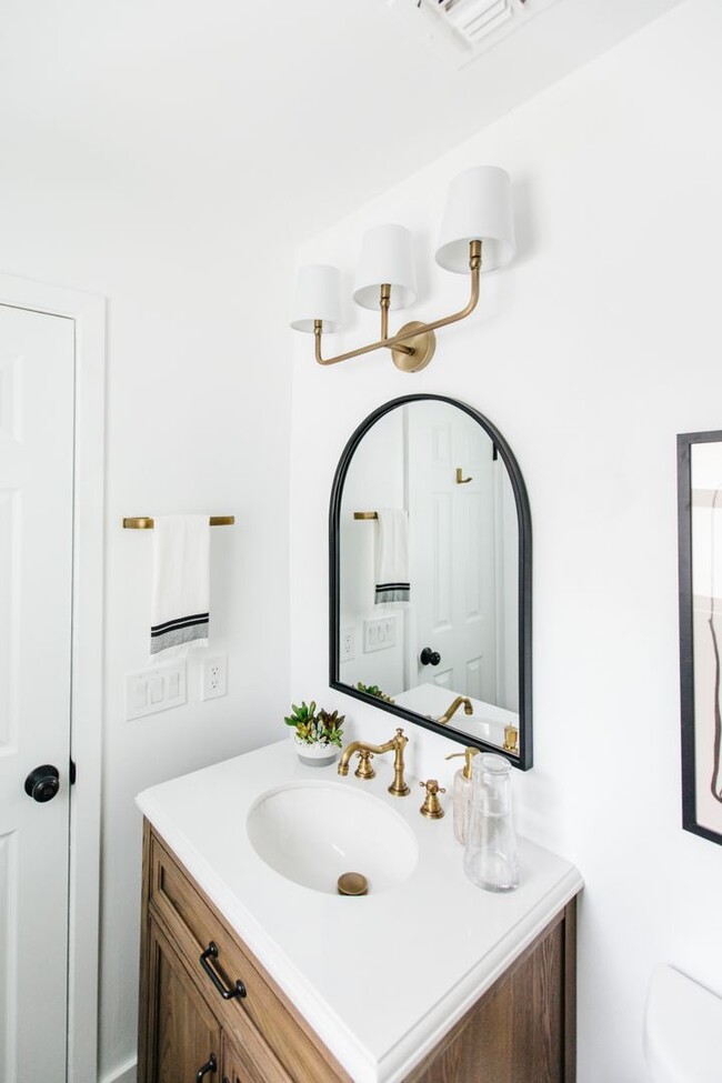Building Photo - Stunning Remodel near Old Town!