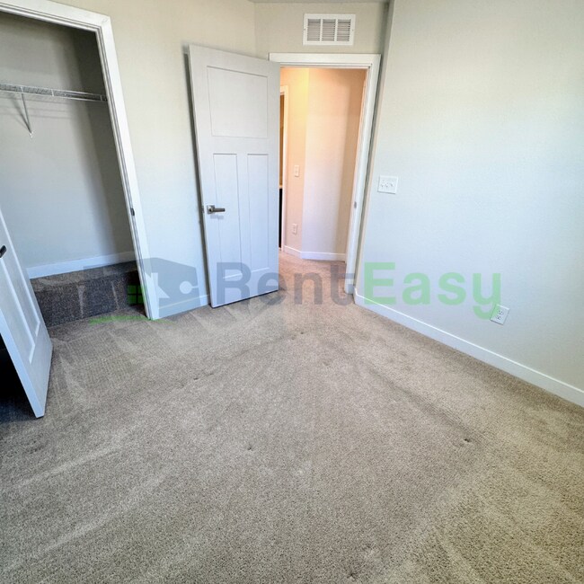 Building Photo - 225 Goldenstar Ln