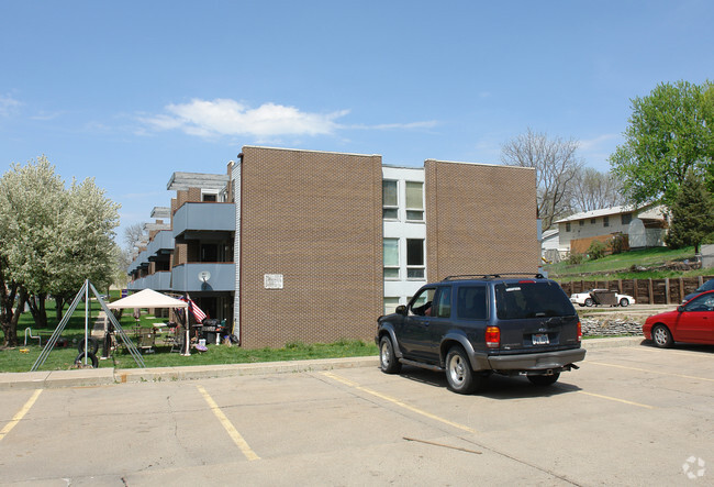 Riviera Apartments - Bruin Village
