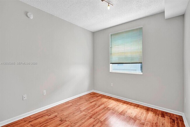 Building Photo - 17150 N Bay Rd