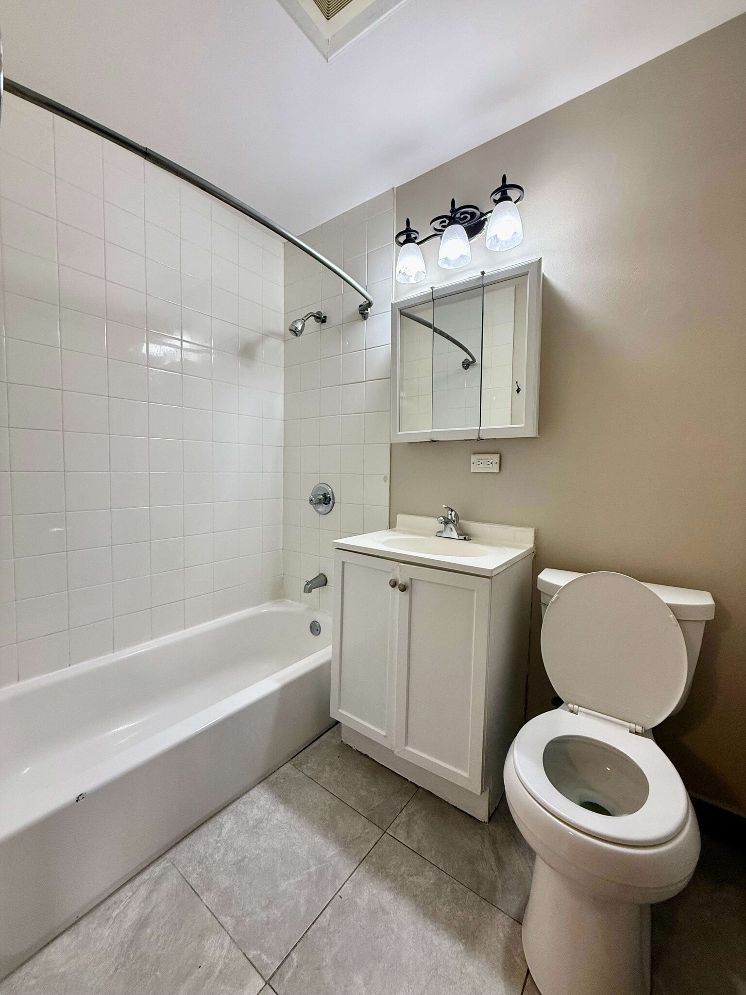 Building Photo - 565 Sidney Ave