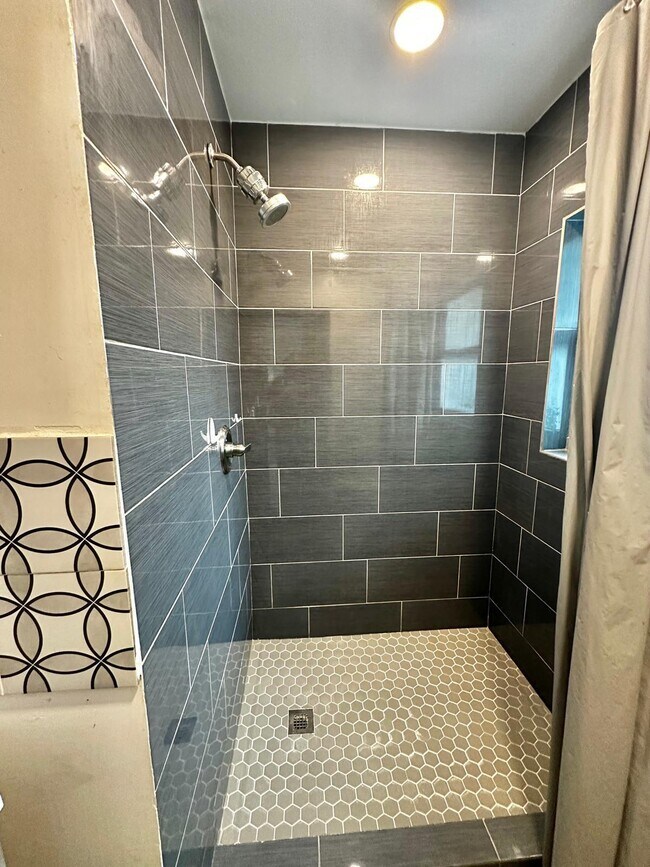 Building Photo - 1418 SW 27th St