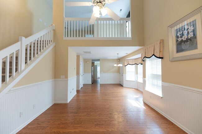 Building Photo - 111 Goldfinch Ave