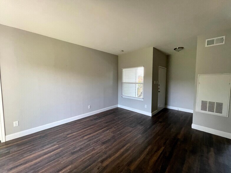 Large living room with entrance closet - 12166 Metric Blvd