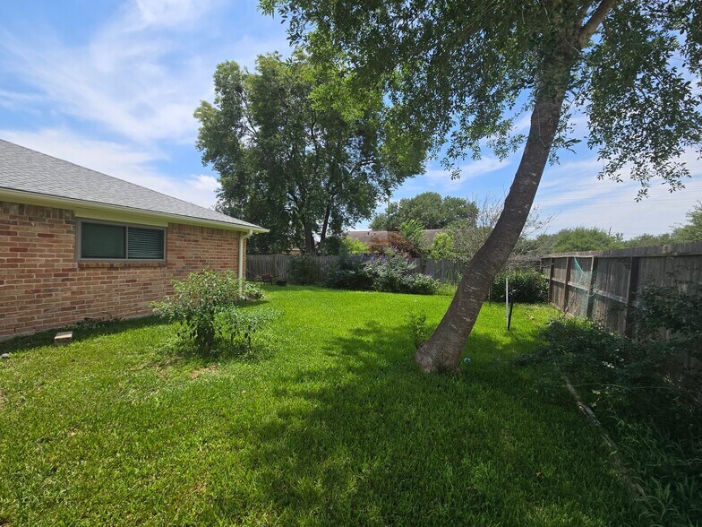 Building Photo - 3002 Jenny Dr