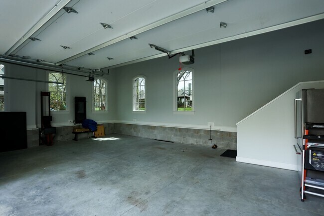 Building Photo - GREEN HILLS CUSTOM BUILT HOME. 5 BED 5 1/2...
