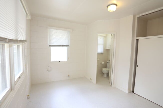 Building Photo - McCully - 1 Bdrm/1 Bath/1 Prkg - $1,300