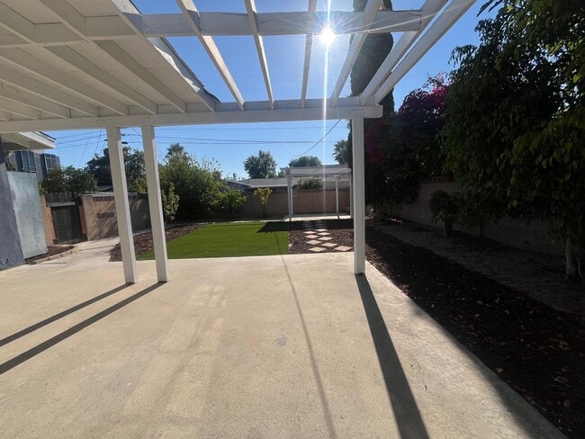 Building Photo - PRIVATE 3 bed/3 bath HOME + Office. NO OTHER UNITS ON PROPERTY.