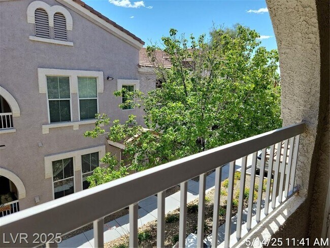 Building Photo - POPULAR FLOORPLAN IN A DESIREABLE GATED CO...