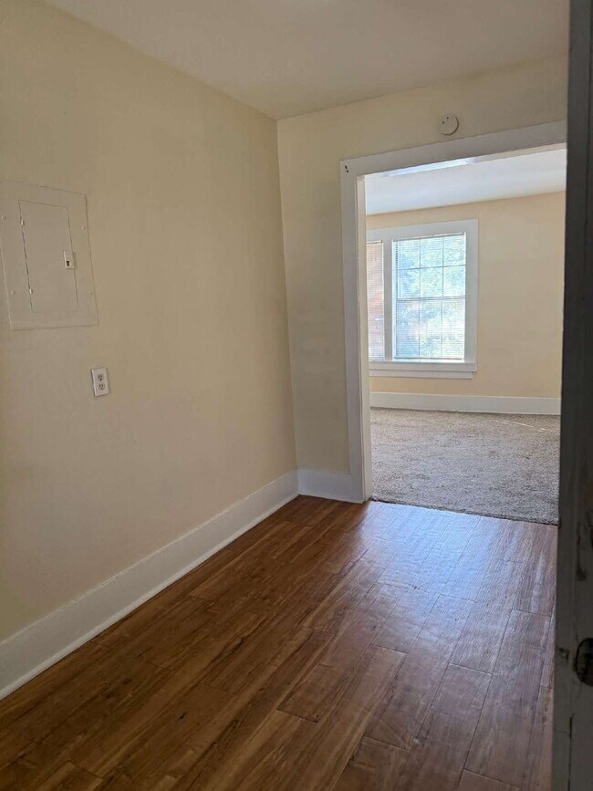 Building Photo - 1 Bedroom plus a Den, Close to SAC and Ala...