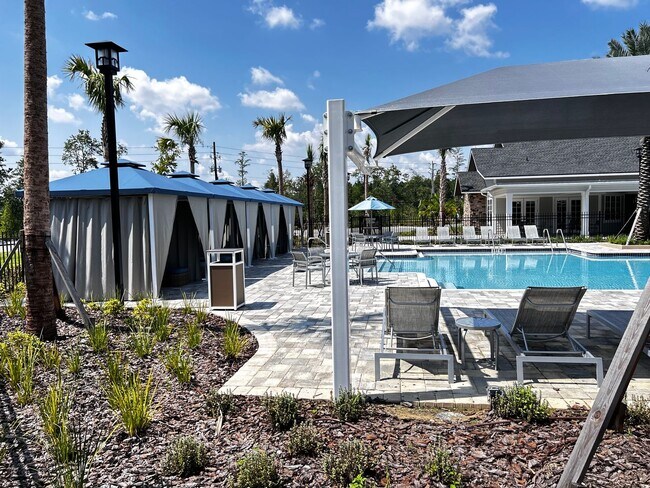 Building Photo - Brand New Pristine 4/3 minutes from River ...