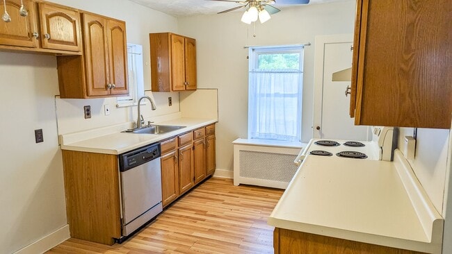 Building Photo - 3 Bedrooms, 1.5 Bathrooms - Guilderland Schools