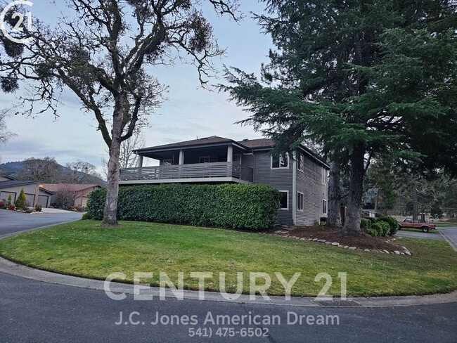 Building Photo - Prime Southern Oregon Location for the Outdoor Enthusiast