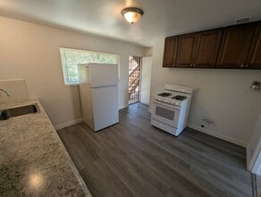 Building Photo - 2-Bedroom Walkup Near Highland Hospital