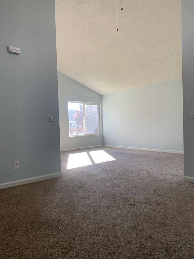 Building Photo - Beautifully Maintained Fairfield Home is A...