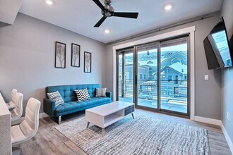 Building Photo - TOP FLOOR, ONE BEDROOM CONDO IN PROSPECTOR!