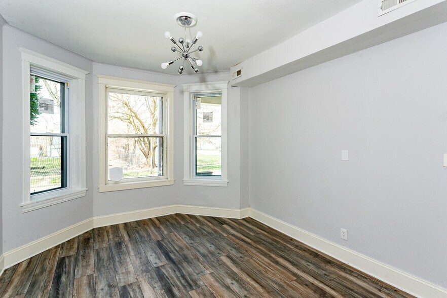 Building Photo - 1427 E 69th Pl