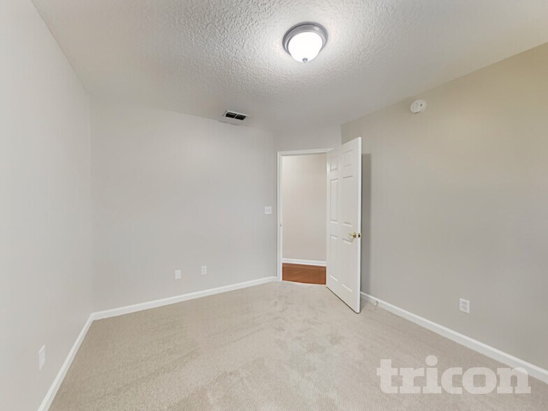 Building Photo - 838 Poydras Ln W