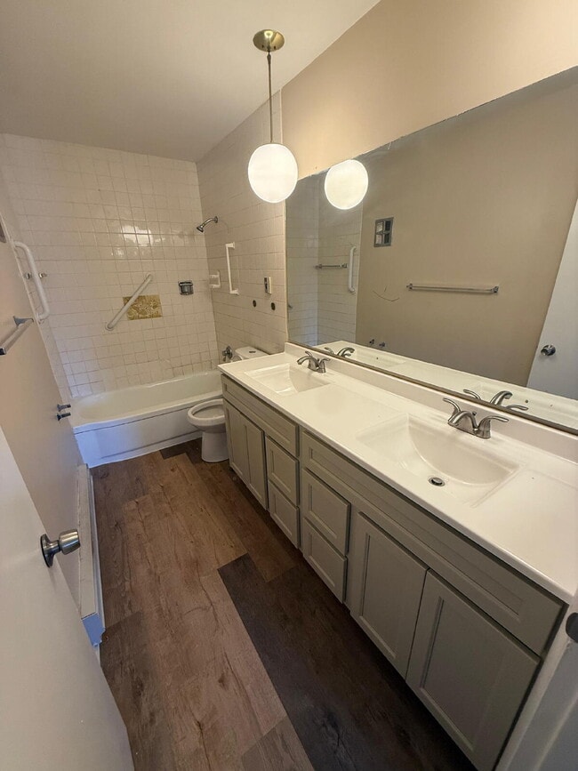 Building Photo - Spacious 3-Bedroom Apartment in Hazelwood!