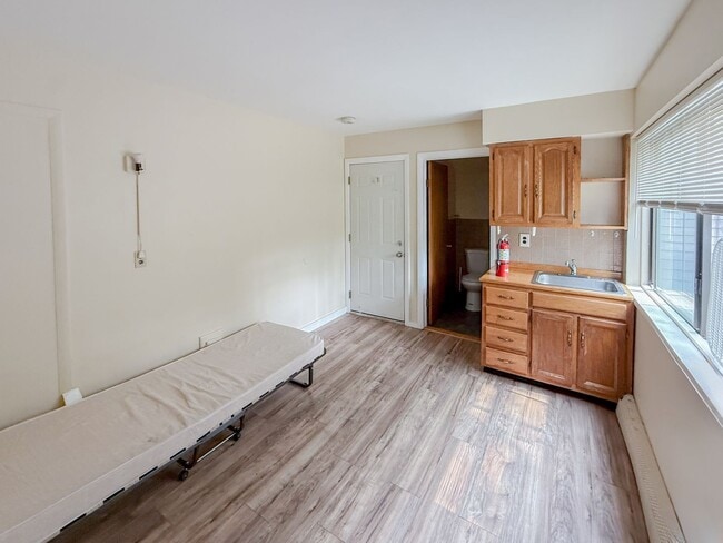 Building Photo - Quaint Affordable Studio in Townhome Community (Can be furnished).  All utilities included!