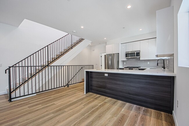Building Photo - 5233 Satsuma Ave