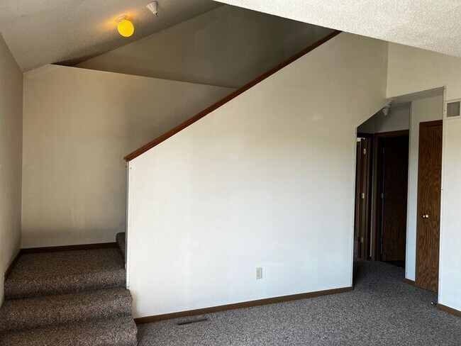Building Photo - $1,800 | 3 Bedroom, 2 Bathroom Apartment |...