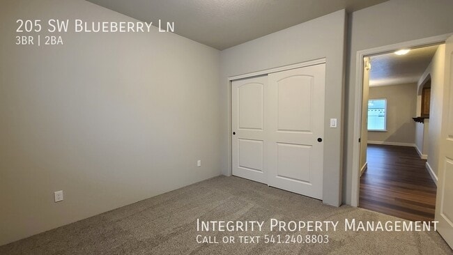 Building Photo - 205 SW Blueberry Ln