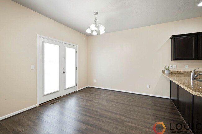 Building Photo - Beautiful Townhome in Midvale!